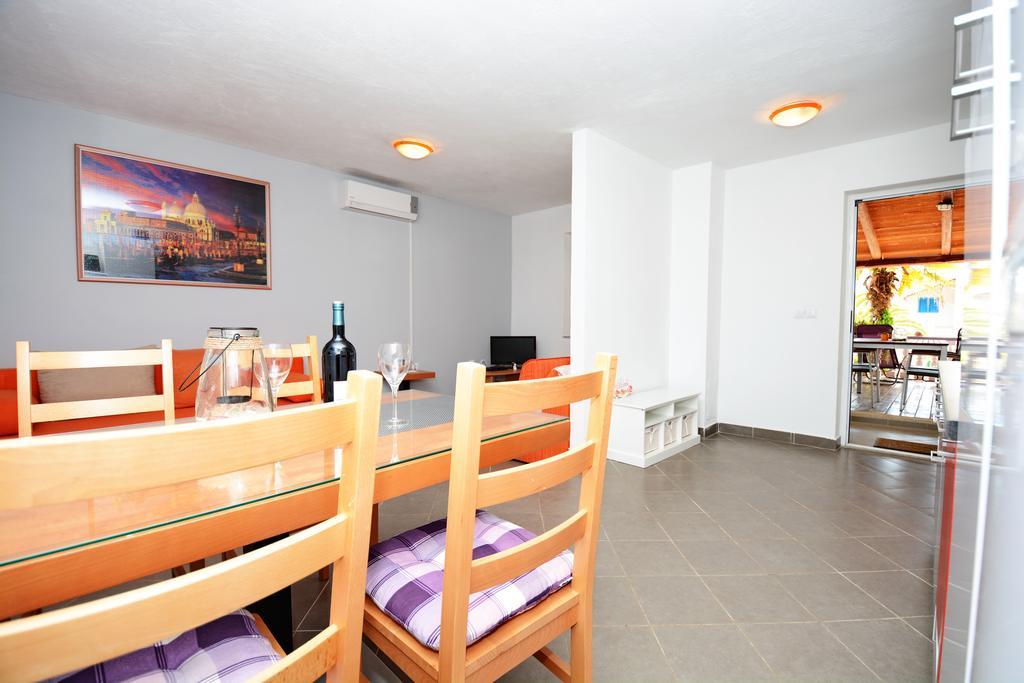 Apartments Katarina Veli Rat Exterior photo